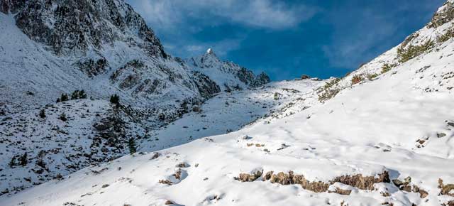 Fotografía de una montaña de Formigal nevada, junto al cielo azul